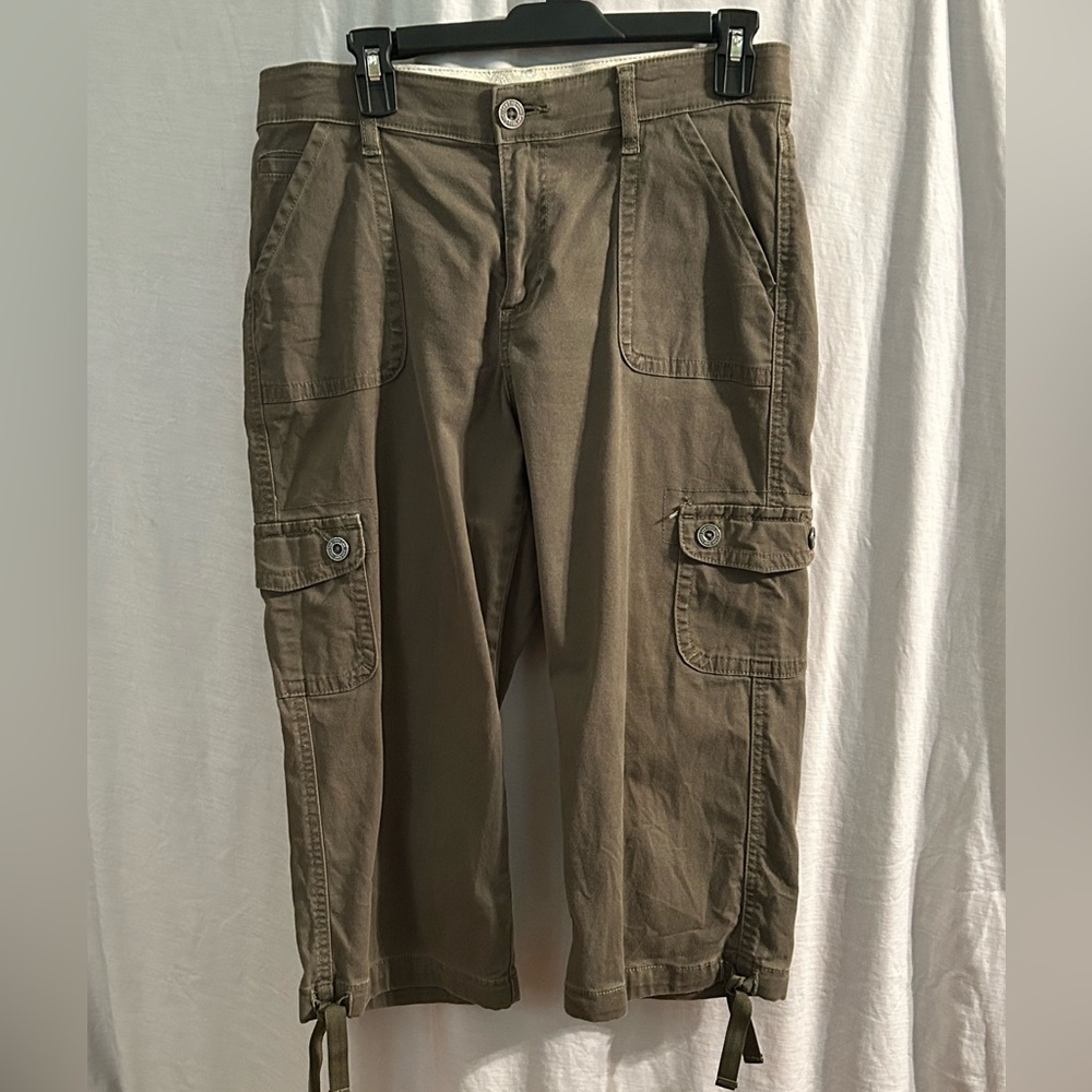 Capri pants sizes 6, 8, 10, 12